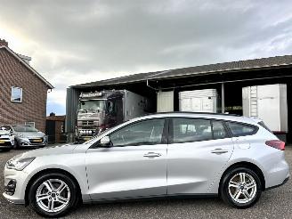 krockskadad bil auto Ford Focus Wagon 1.0 EcoB Hybrid 135pk 6-bak Con - 97dkm nap - navi - airco - cruise - pdc - line + front assist - lmv 2022/12