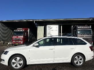 Avarii autoturisme Skoda Octavia 1.5 TSI 150pk 7-Traps aut Greentech Style - nap - navi - carplay - keyless entry - pdc v+a + park assist 2019/2