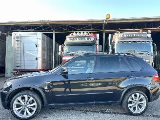 Coche accidentado BMW X5 xDrive30d 235pk 6-traps aut Executive 7Pers - nav - camera - leer + stoelverw - 20 inch m-sport - zwarte hemel - trekh 2010/2