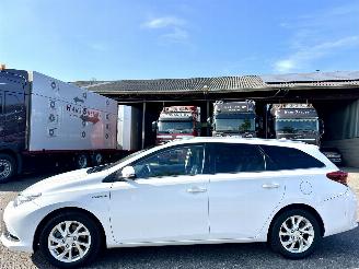 škoda osobní automobily Toyota Auris Touring Sports 1.8 Hybrid 123pk aut Lease pro - pano - nap - front + line + park assist - keyless entry + start - stoelverw 2015/12