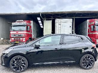 Vaurioauto  passenger cars Renault Clio 1.6 E-Tech Full Hybrid 145 esprit Alpine 2025/1