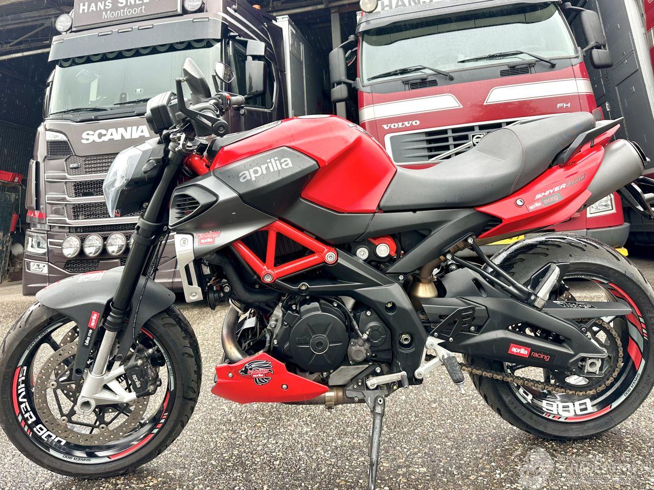 Aprilia  SHIVER 900 - led knipperlichten - drive modus - carbon spatbord - verstelbaar achterveer - stickersset