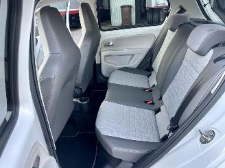 Volkswagen Up! 1.0i 65pk beats 5drs - nap - line assist - clima - cruise - pdc - privacy glass - subwoofer - licht + regensens picture 54