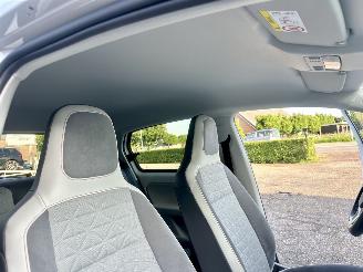 Volkswagen Up! 1.0i 65pk beats 5drs - nap - line assist - clima - cruise - pdc - privacy glass - subwoofer - licht + regensens picture 37