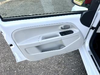 Volkswagen Up! 1.0i 65pk beats 5drs - nap - line assist - clima - cruise - pdc - privacy glass - subwoofer - licht + regensens picture 51