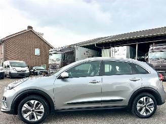 krockskadad bil auto Kia e-Niro 64kWh  204pk aut + f1 DynamicLine - nap - navi - camera - keyless - front + line assist - pdc 2022/8