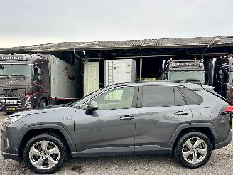 Unfallwagen Toyota Rav-4 2.5 Hybrid 178pk Business Intro - nap - alarm - navi - 2x cam - leer - keyless - jbl - front + line assist 2019/11