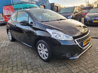 Damaged car Peugeot 208 1.0 VTi Access COOL  2E eigenaar motor loopt op 2 cil ,rijdt nog wel (ZIE 3E FOTO) 2014/10