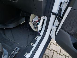 BMW iX1  picture 11