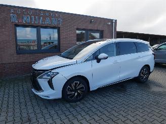 skadebil auto DFSK  FORTHING U TOUR PANORAMADAK LEER LED 7 PERSOONS 2023/10