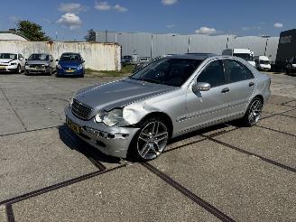 krockskadad bil auto Mercedes C-klasse 200 K Avantgarde 2000/8