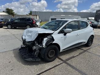 krockskadad bil auto Renault Clio 1.5 DCI Eco Authentique 2016/1