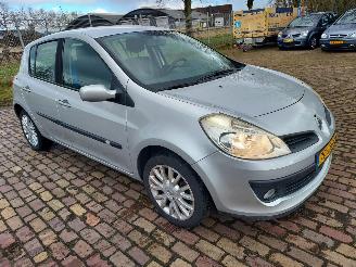 Damaged car Renault Clio 1.2 5 deurs 2009/4
