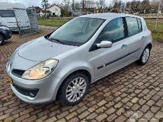 damaged passenger cars Renault Clio 1.2   deurs 2009/4