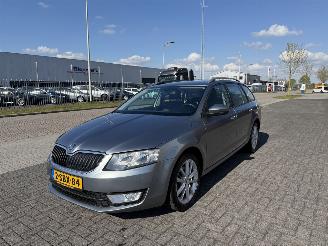 skadebil auto Skoda Octavia 1.2 TSI 77Kw Clima - Navi 2013/9