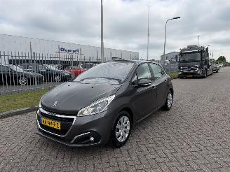 Damaged car Peugeot 208 1.6 HDI 74Kw Navi - Airco 2017/12