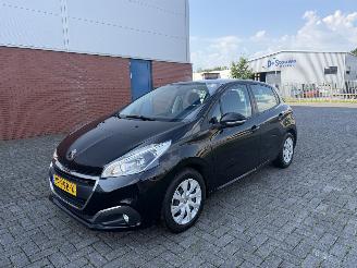 Schadeauto Peugeot 208 1.2 Pure Tech 60Kw AIRCO 2016/3