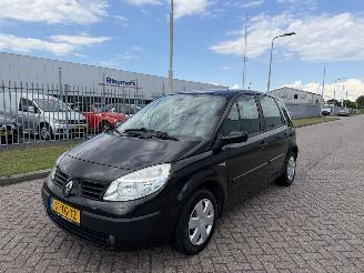 Voiture accidenté Renault Scenic 1.6 16V 82Kw Clima 2006/9