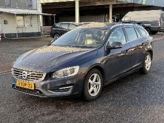 Damaged car Volvo V-60 2.0 D4 Summum Dak Clima PDC 2014/8
