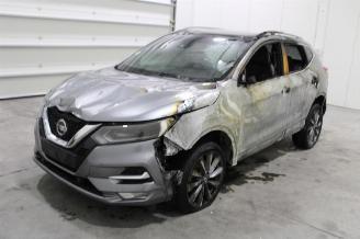 damaged passenger cars Nissan Qashqai  2021/4