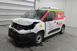 Damaged car Peugeot Partner  2023/12