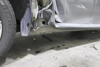 Peugeot 208  picture 9