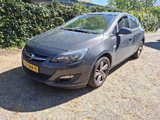 damaged passenger cars Opel Astra Astra 1.4 Hatchback airco  inruiler165000km 2014/1
