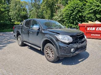 Vaurioauto  passenger cars Mitsubishi L-200 2.4 DI-D Aut Double Cab 2016/5