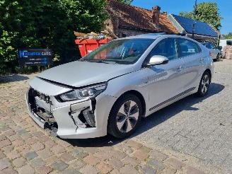 skadebil auto Hyundai Ioniq EV Premium Schuifdak Leder Stoelverw 2018/2