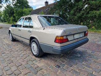 Mercedes E-klasse 250d Aut. W124 Schuifdak picture 3