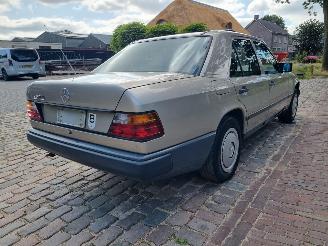 Mercedes E-klasse 250d Aut. W124 Schuifdak picture 5