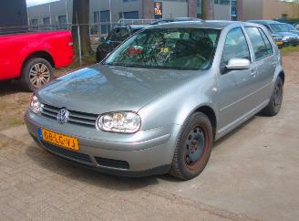 Vaurioauto  passenger cars Volkswagen Golf  2003/1