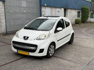 Damaged car Peugeot 107 1.0-12 V XS 5 deurs Airco! Opendak 2011/7