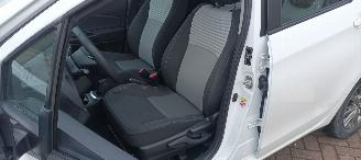 Damaged car Toyota Yaris Facelift 1.5-VVT-i 111pk 6-bak Airconditioning stoelverwarming Multicolor Touchscreen Display Achteruitrijcamera Lichtautomaat Drivelane assistent leren multistuurwiel mistlampen 15 inch Toyota velgen 2017/10