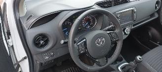 Toyota Yaris Facelift 1.5-VVT-i 111pk 6-bak Airconditioning stoelverwarming Multicolor Touchscreen Display Achteruitrijcamera Lichtautomaat Drivelane assistent leren multistuurwiel mistlampen 15 inch Toyota velgen picture 19