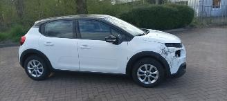 skadebil auto Citroën C3 Shine 1.5-Diesel 102pk Climatecontrol CruiseControl Stoelverwarming Lichtautomaat Regensensor Lichtautomaat Mistlampen Afneembare trekhaak 2018/10