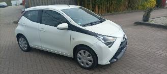 Toyota Aygo X-Play 1.0-VVT-i 72pk Airco Led koplampen Led achterlichten Elek-ramen elektrische buitenspiegels centrale deurvergrendeling met afstandsbediening Hoogglans buiten design Deelbare achterbank picture 2