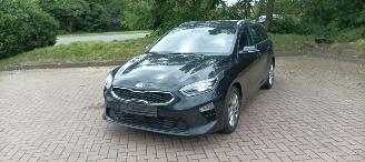 Schadeauto Kia Ceed 1.6-CRDI 136pk Ceed Sportswagon Spirit Navi JBL-sound systeem Camera Leder Sportstoelen Memory Full-Led koplampen Led achterlichten Elektrische achterklep Keyless-entry Climatecontrol CruiseControl 4xStoelverwarming Blindspot Automatisch inparkeren chrome 2018/9