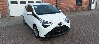 Schadeauto Toyota Aygo 1.0-VVT-i 72pk X-Play airco elektrische buitenspiegels met verwarming Centrale vergrendeling met afstandsbediening Led koplampen led achterlichten Hoogglans buiten design Deelbare achterbank getinte ruiten 2018/9