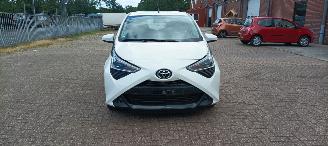 krockskadad bil auto Toyota Aygo Facelift 1.0-VVT-i 72pk X-Play uitvoering Airconditioning Led koplampen led achterlichten Leren stuurwiel met radio bediening Elektrische ramen Elektrische-spiegels met verwarming Centrale vergrendeling met afstandsbediening 2018/9