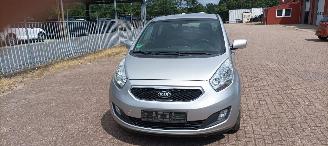 Kia Venga 1.6 Automaat Keyless-entry Climatecontrol Stoelverwarming stuurwiel met radio bediening 4xElektrische ramen Elektrische inklapbare buitenspiegels met verwarming Privacy glas Parkeersensoren achter trekhaak 16-inch velgen Mistlampen armsteun voor Links en picture 4