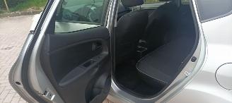 Kia Venga 1.6 Benzine Automatik Keyless-entry Climatecontrol Stoelverwarming Lichtautomaat Privacyglas leren stuurwiel 4xElektrische ramen Elektrische-spiegels met verwarming Trekhaak Parkeersensoren achter 16 inch velgen picture 12