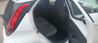 Toyota Aygo Facelift X-Play 1.0 VVT-i 72pk Airco 5-deurs Led koplampen led achterlichten Leren stuurwiel met radio bediening Elektrische ramen Elektrische-spiegels met verwarming Centrale vergrendeling met afstandsbediening picture 14