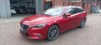 Voiture accidenté Mazda 6 2.2-diesel 175pk 4x4 Automaat Full-Led Full-Leder Memory Navi Head-up Blindspot systeem Bose-sound Climatecontrol CruiseControl radar Stoelverwarming Lichtautomaat Privacyglas keyless Entry trekhaak Parkeersensoren 19-inch mazda velgen 2015/2