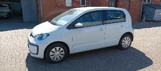 Volkswagen Up! Move Up! 1.0 65pk Airconditioning Led verlichting Parkeersensoren achter Achteruitrijcamera Elektrische ramen Dab Radio cruisecontrol Boordcomputer Navigatie/Telefoon houder picture 1