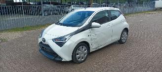 Toyota Aygo New Model AygoX Play 1.0 Airconditioning Led verlichting Leren stuurwiel Led achterlichten Elektrische ramen Elektrische-spiegels met verwarming Centrale vergrendeling met afstandsbediening picture 5