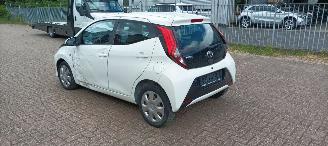 Toyota Aygo New Model AygoX Play 1.0 Airconditioning Led verlichting Leren stuurwiel Led achterlichten Elektrische ramen Elektrische-spiegels met verwarming Centrale vergrendeling met afstandsbediening picture 7