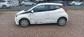 Toyota Aygo New Model AygoX Play 1.0 Airconditioning Led verlichting Leren stuurwiel Led achterlichten Elektrische ramen Elektrische-spiegels met verwarming Centrale vergrendeling met afstandsbediening picture 6
