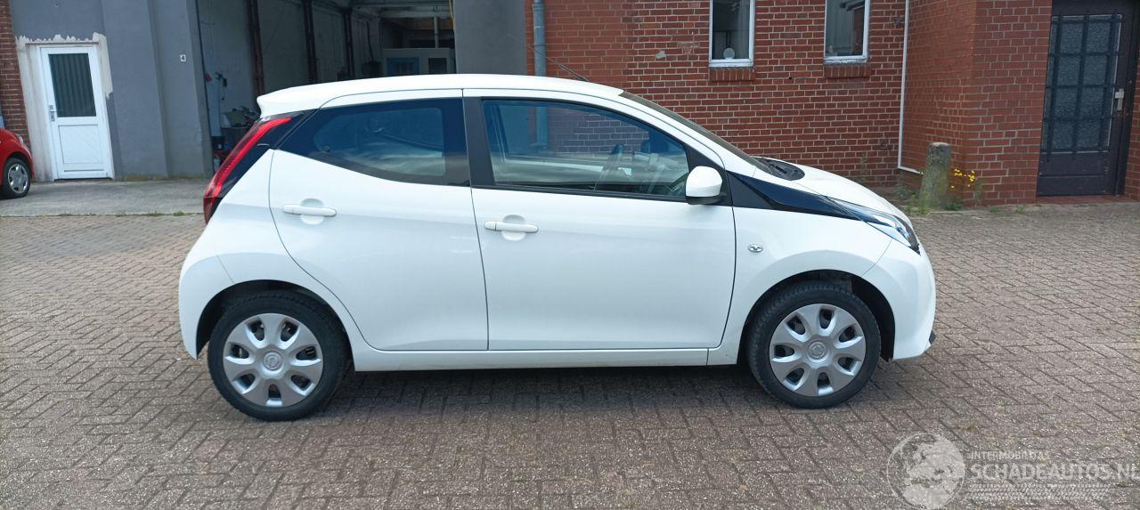 Toyota Aygo New Model AygoX Play 1.0 Airconditioning Led verlichting Leren stuurwiel Led achterlichten Elektrische ramen Elektrische-spiegels met verwarming Centrale vergrendeling met afstandsbediening