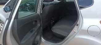 Kia Venga 1.6 Automatik Climatecontrol Keyless-entry Stoelverwarming Leren stuurwiel Armsteun voor Links & Rechts 4xElektrische ramen Elektrische inklapbare buitenspiegels Privacy glas Trekhaak Parkeersensoren achter 16 inch Sportvelgen Mistlampen picture 13